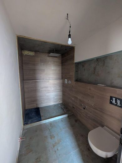 Großzügige und bezugsfreie 4,5 Zimmer Wohnung mit 3 Balkonen in Ludwigsfeld – Bad mit Regendusche
