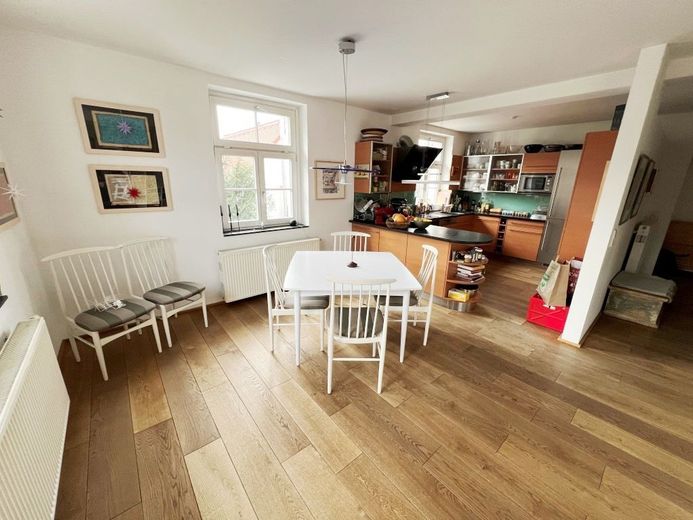STADTVILLA - TEILBAR ODER ALS EINFAMILIENHAUS NUTZBAR – Küche mit offenem Wohn-Essbereich
