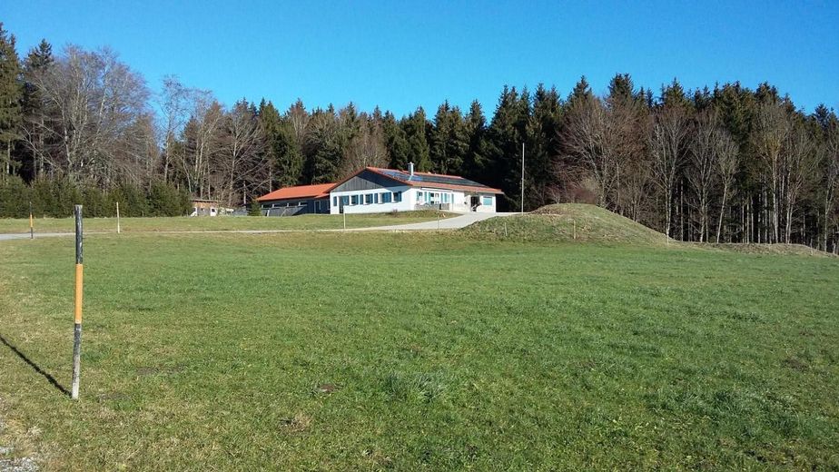 Einfamilienhaus mit gewerbl. Anbau im Außenbereich – Westansicht