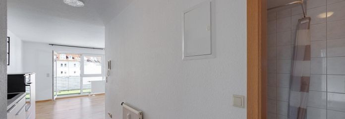 Attraente appartamento con 1 camera e balcone in posizione tranquilla a Laupheim – Wohn- Schlafzimmer