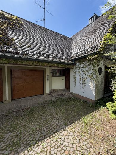 Wohnen mit Charakter: Charmantes Einfamilienhaus mit großem Garten & Kamin – Hausansicht