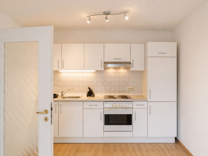 Gepflegte 2-Zimmer-Wohnung mit großer Terrasse und Garten  - Nähe Flughafen München – Küche