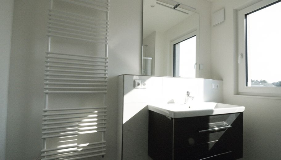 WRS Immobilien - Niederdorfelden - casa a schiera di testa come nuova con buone dotazioni + garage – Badezimmer - Bild 2