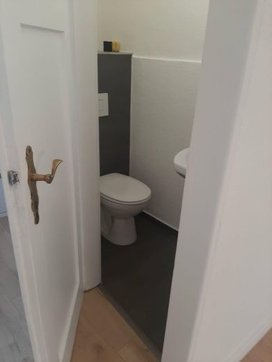 Lichtdurchflutete 4-Zi.-Whg. mit Balkon und Einbauküche – sep. WC