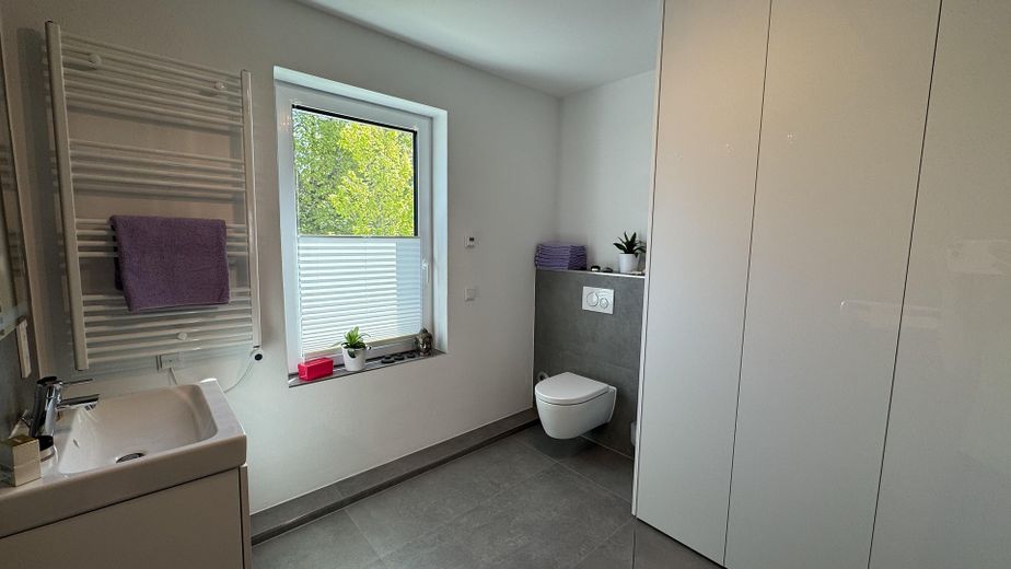 NEUWERTIGE VILLENWOHNUNG | SÜD/WEST | 2 BALKONE | GRÜNBLICK | EBK + MAẞ-EINBAUTEN + SMART HOME – Badezimmer