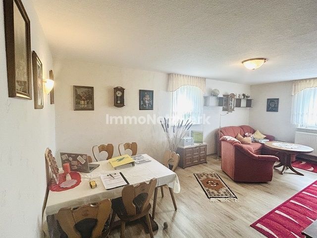 *Ländlicher Bungalow mit viel Potenzial - auf einer Ebene wohnen, naturnah leben* – Essecke Wohnzimmer