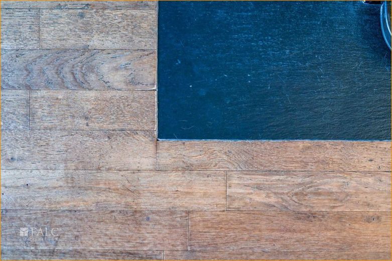 Holzboden Detail mit Schiefer