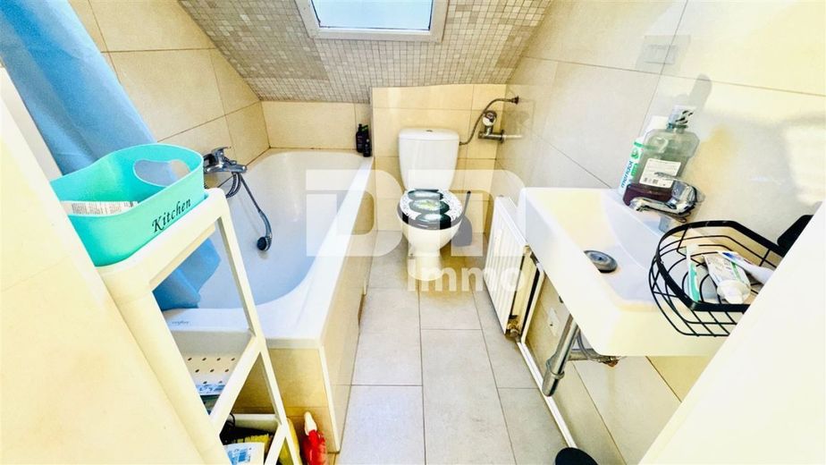 Kompakte Dreizimmer DG Wohnung in gepflegtem Dreifamilienhaus in gesuchter Lage – Bad / Wanne