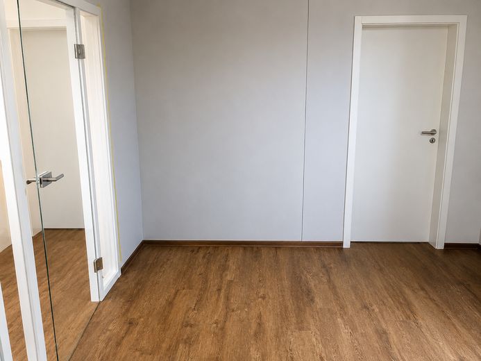 Immobile commerciale polivalente con showroom, capannone e unità abitativa a Heusenstamm – Wohnbereich vor Einzug
