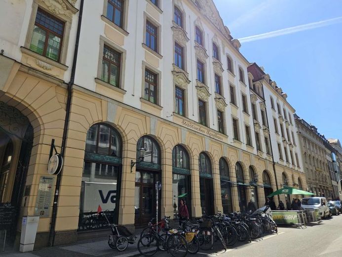 STÄDTISCHES KAUFHAUS I REPRÄSENTATIVE LADENFLÄCHE – Foto 1