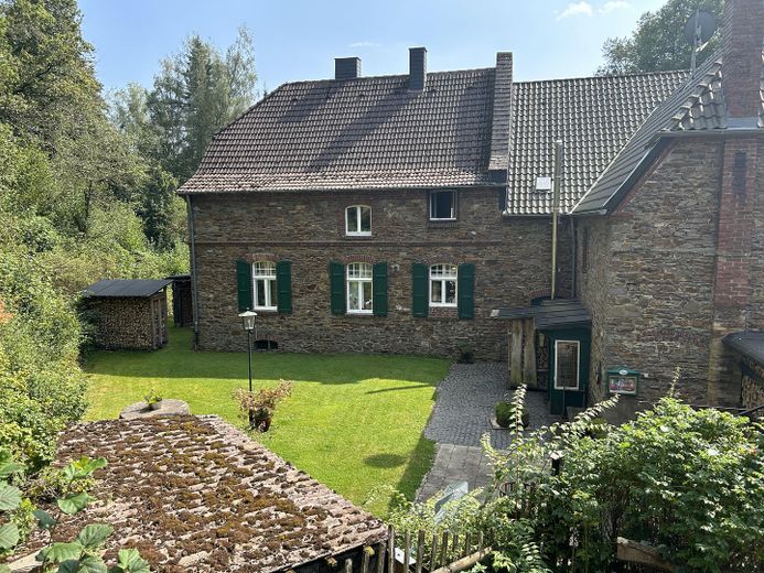 Großes freistehendes Haus mit großem Grundstück in Alleinlage – Eifel – Foto 5