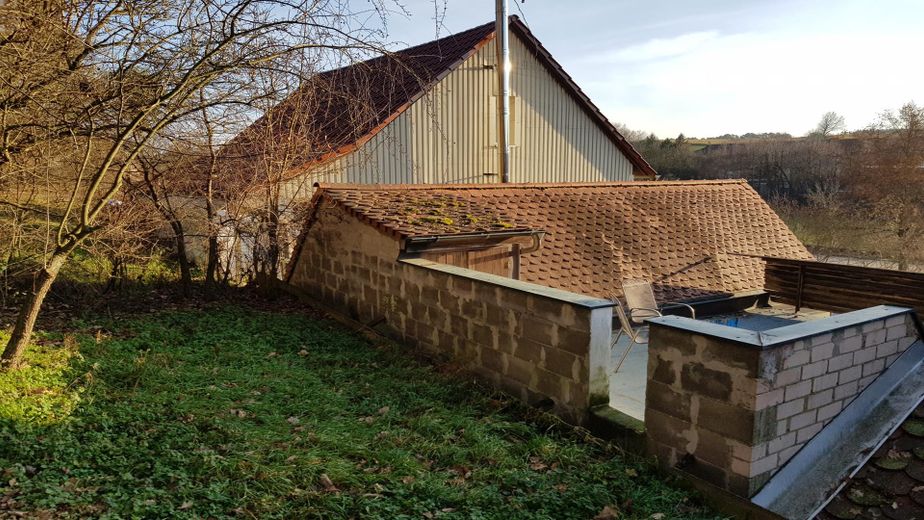 Terrasse und Grundstück