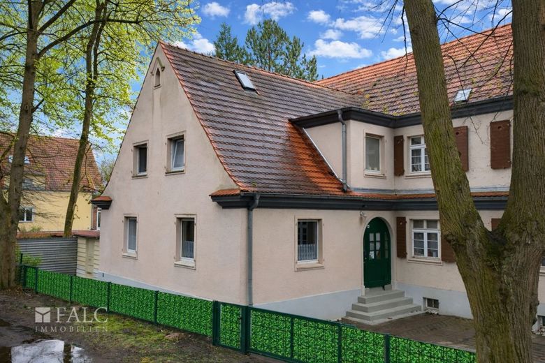 Wohnen zwischen Seen und Wald: Charakterhaus mit Kamin, Garten &amp; Pool – Hausansicht Nordwest