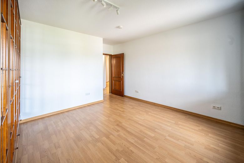 Lichtdurchfluteter Wohnkomfort in Uni-Bestlage – 90 m² mit 3 Balkonen & TG-Stellplatz – Schlafzimmer Foto 3
