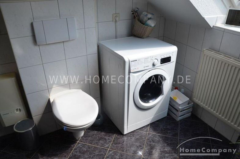 Sehr schöne 2 Zi.-Wohnung im 3. OG mit Dachterrasse. In der Nähe zur Uni, komfortable Wohnung mit KFZ-Stellplatz vor der Tür. – d83a4042b6202bee3522016debfcfcbe03db140a.jpg