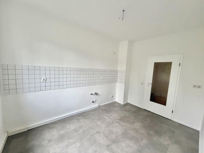 2-Raum-Wohnung mit Balkon & Badewanne - WG geeignet - Parkett-Fußboden – Küche