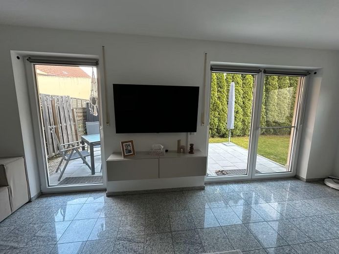 Raumwunder in Bestlage -Stillvolle DHH mit 7 Zimmern & TOP Energieeffizienz A+ – TV-Wand