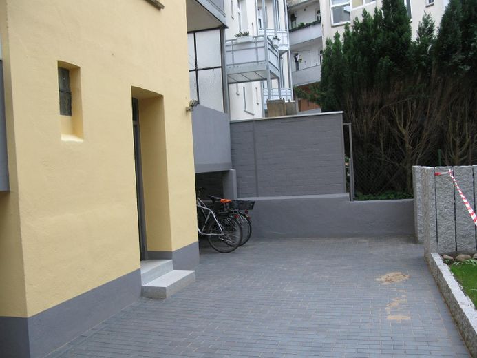 Stilvolle ruhige 3-Zi-Dachgeschosswohnung – eigene Etage, Dachbalken & Gartenmitnutzung – neu gestalteter Hof