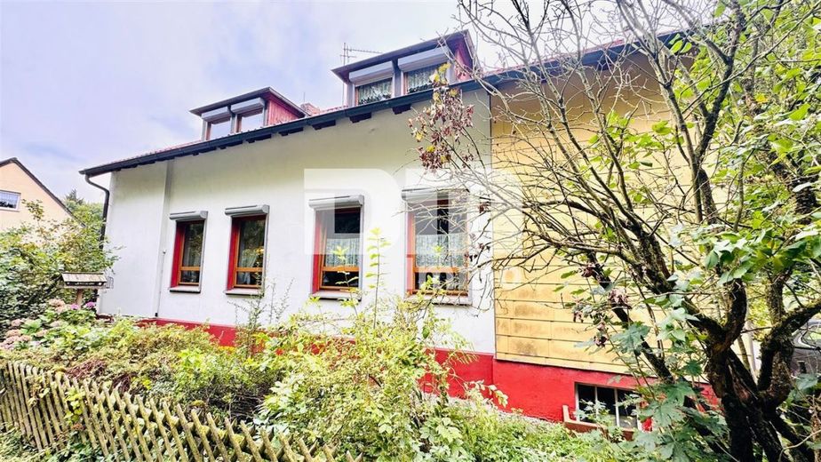 Modernisiertes Einfamilienhaus auf riesigem Grundstück mit Carport und Nebengebäude – Frontansicht