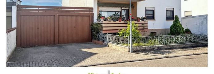 Abitare con molte possibilità – casa trifamiliare con quattro garage a Weiher