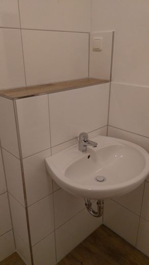Inwestycja kapitałowa z rentownością 4,7%: odnowione mieszkanie 1,5-pokojowe + kuchnia w zabudowie + miejsce parkingowe w garażu podziemnym – Waschbecken von 2021