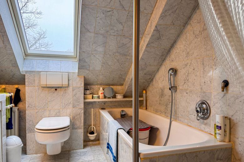 Kapitalanlage mit historischem Charme: 2 Zimmer Maisonett mit Tiefgarage und Balkon in Vegesack – Badezimmer