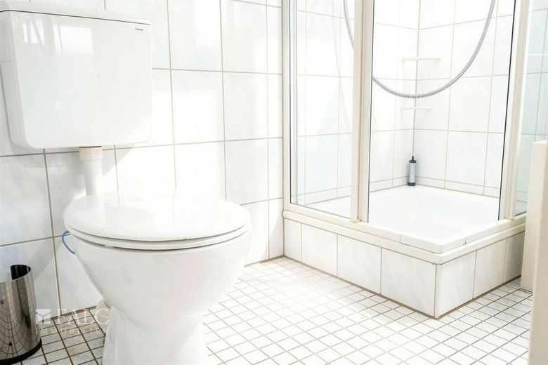 Exklusives Renditeobjekt mit zwei Wohnhäusern – Badezimmer EG - (KI generiert)