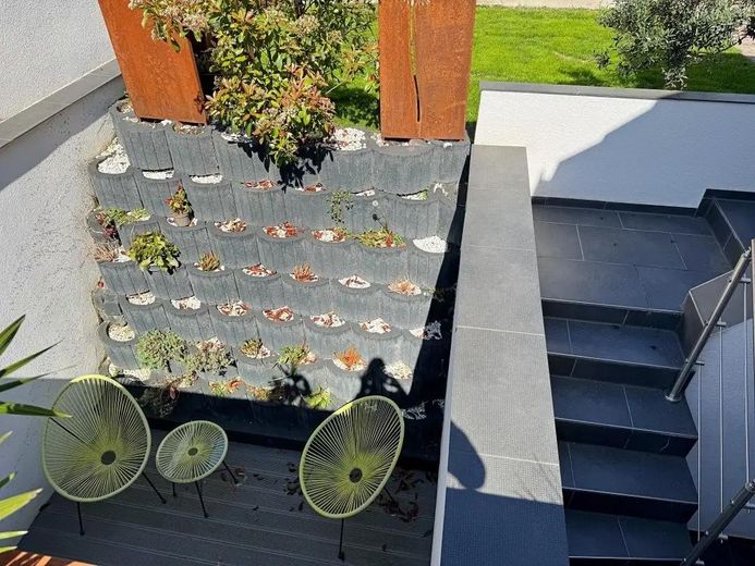 Zukunftssicheres Design-Atriumhaus: Klasse B, 12kWp PV, Klima, Kamin & Einlieger-Option – Blick auf den Balkon UG