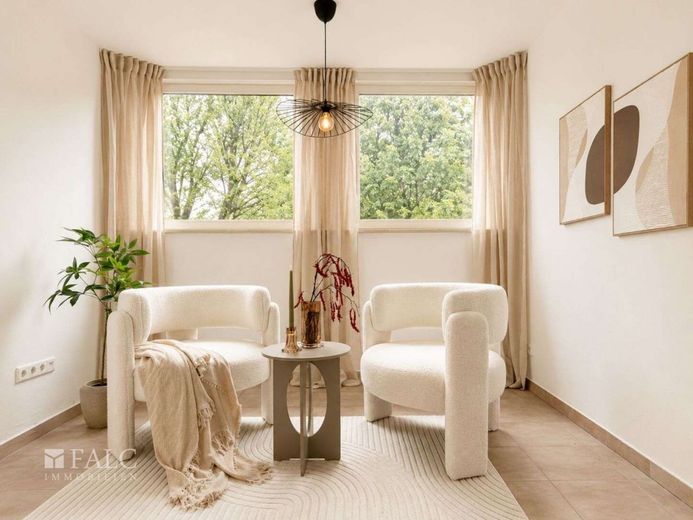 Familienidylle mit Perspektive: Einfamilienhaus mit Potenzial zum Zweifamilienhaus! – Durchgangszimmer