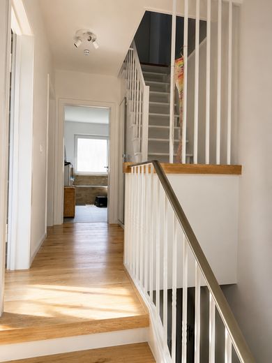 Einziehen statt renovieren – 160 m² Familienwohnen im Norden Bramfelds, nahe Wellingsbüttel – Treppenhaus