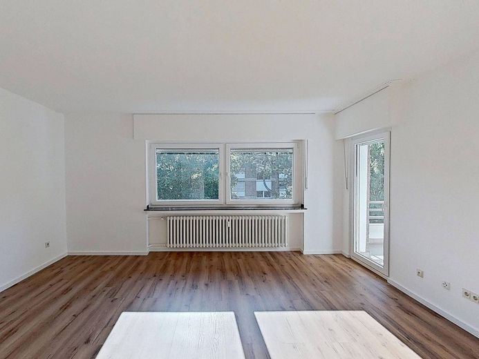 Huzurlu konumda modern yaşam: BALKONLU ve küvetli banyolu geniş 3 odalı daire – Ansicht I: Wohn- und Esszimmer