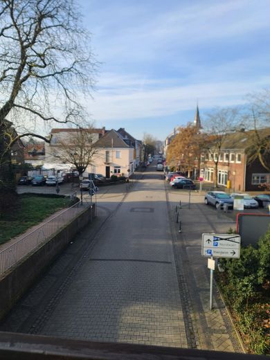 Wohnen direkt am Rhein in Orsoy .... – Hauptstasse Richtung Ortsmitte