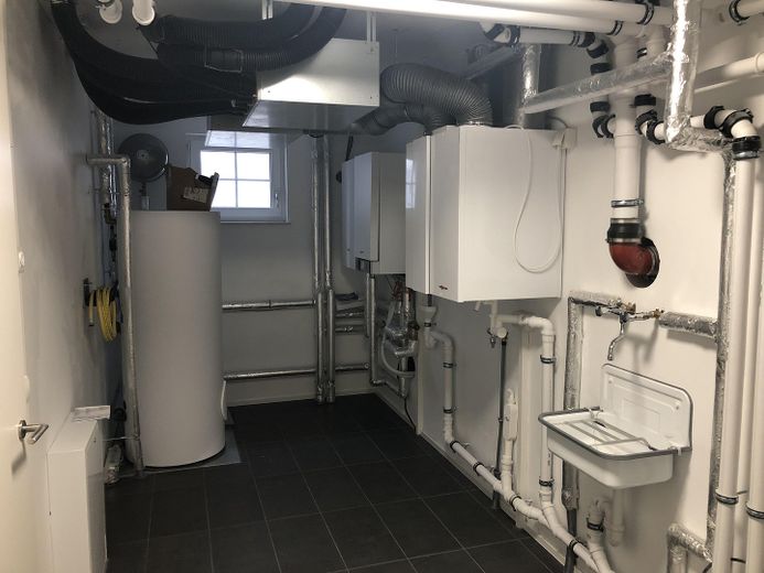 Am Waldrand - 5-Zi.-DHH | Bj. 2022 | 500 m² Grundstück – Technikraum