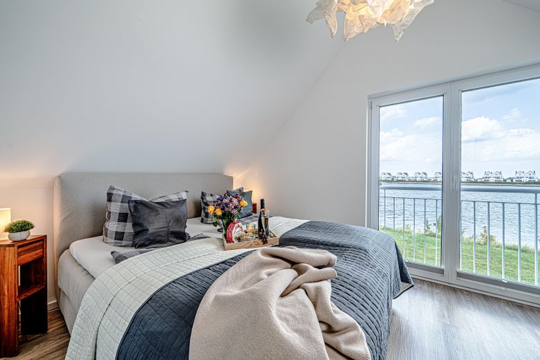 Freistehendes Ferienhaus im Ostseeressort Olpenitz Kappeln, Wasserlage – Schlafzimmer mit großen Doppel