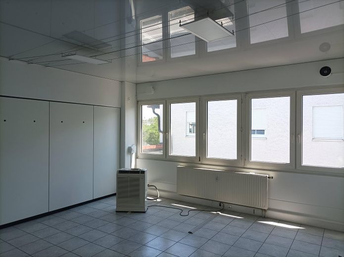Gewerbehalle / Lagerhalle / Halle 624qm / Büro 247qm in 91126 Rednitzhembach – Büro im OG mit Klimagerät