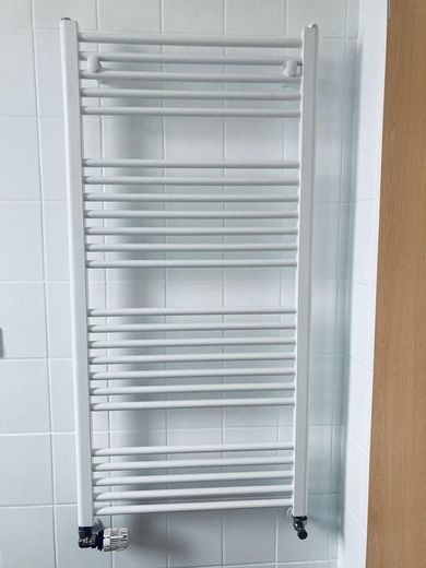 Beautiful, quietly located apartment with three rooms in Dortmund-Wambel – Badheizkörper