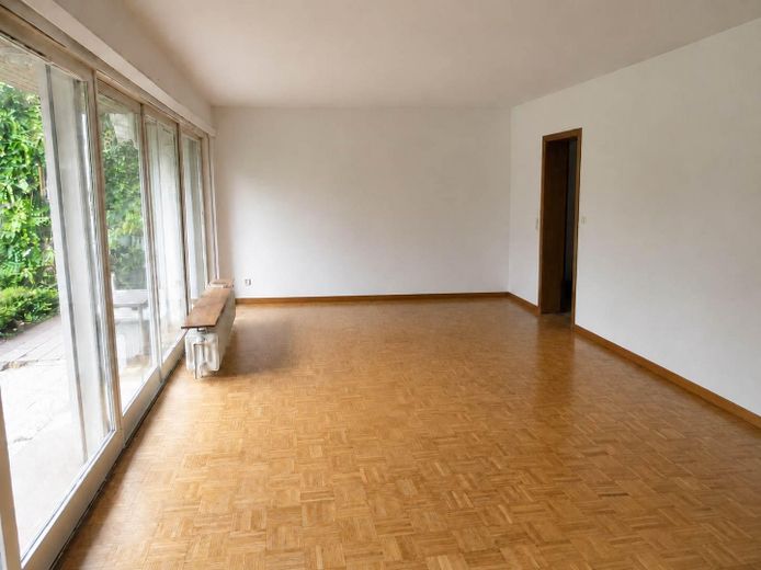 Bungalow mit großem Grundstück und viel Potenzial in außergewöhnlich ruhiger Lage – Wohnzimmer