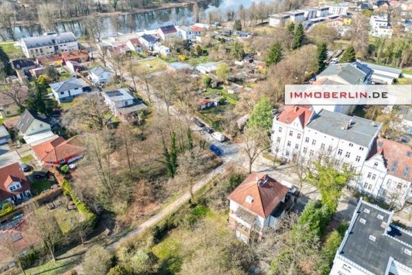 IMMOBERLIN.DE - En iyi konum ve seçkin mimari! Şehir merkezinde bahçe cennetine sahip villa