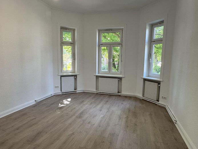 Schöne vier Zimmer Altbauwohnung – Wohnzimmer