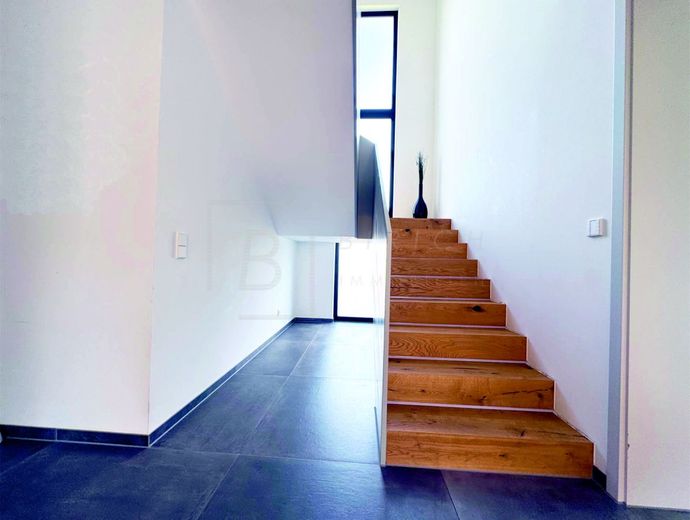 Moderne Stadtvilla mit hochwertiger Ausstattung, Smart Home &amp; PV-Anlage – Flur