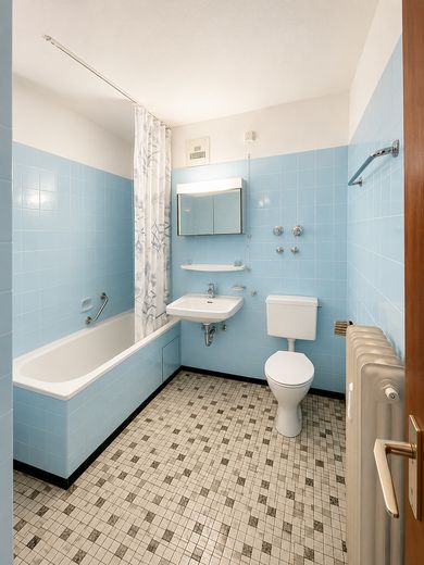 Gemütliche 1,5-Zimmer-Wohnung mit Balkon, Einbauküche & Stellplatz in Bad Teinach-Zavelstein – Badezimmer