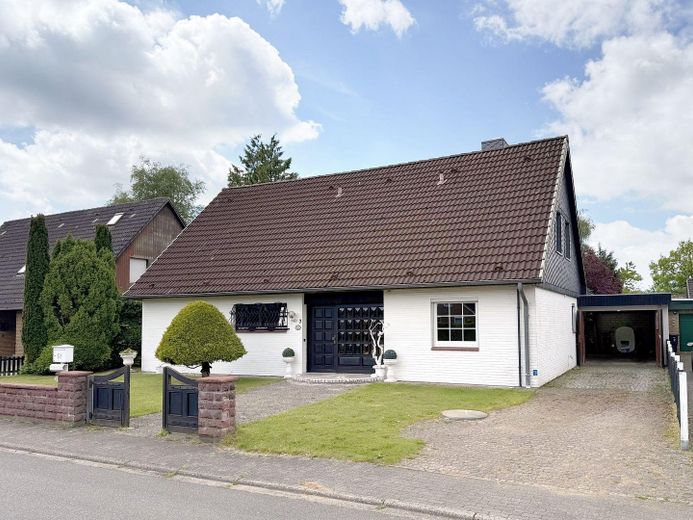 Haus im Grünen – Außenansicht Straße