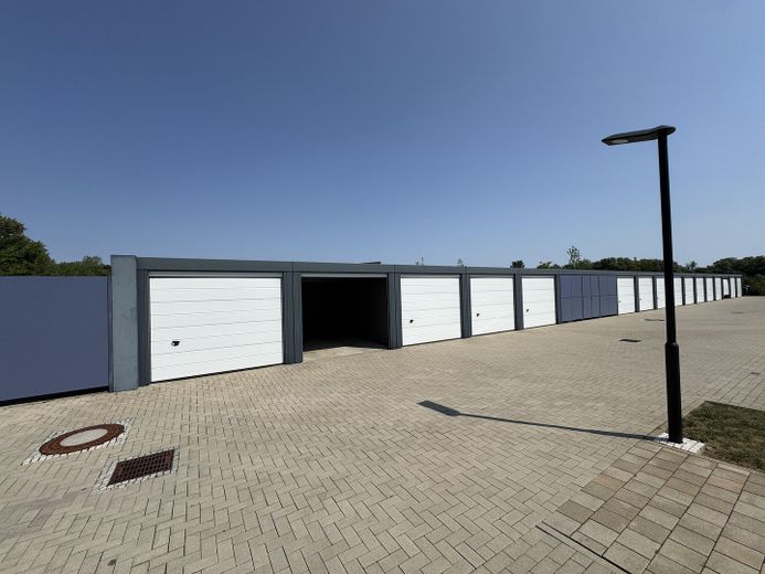 Nowoczesne mieszkanie w domu wielopokoleniowym z garażem – dazugehörige Garage