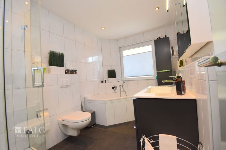 Super schöne 4 Zimmer Eigentumswohnung in privilegierter Wohnlage – Bad/Dusche/Wanne