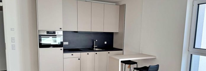 Neubau! 1-Zimmer möbliert mit EBK + Balkon + Abstellkammer + Waschmaschinenanschluss in Adlershof! – Küche
