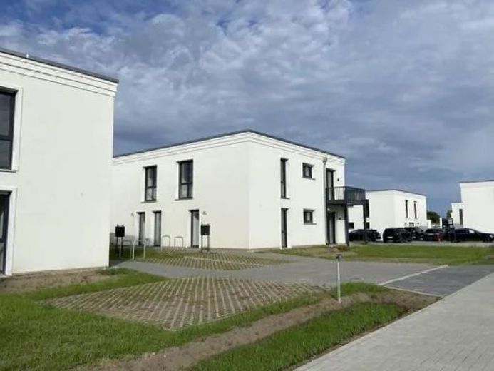Elegante vivienda de obra nueva con jardín propio a las afueras de Berlín – Foto 1