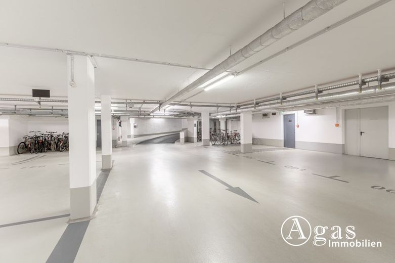 Berlin-Mitte'de yaklaşık 141 m², hazır mutfak ve harika balkonlu özel 4 odalı daire! – Unterirdisches Parkhaus