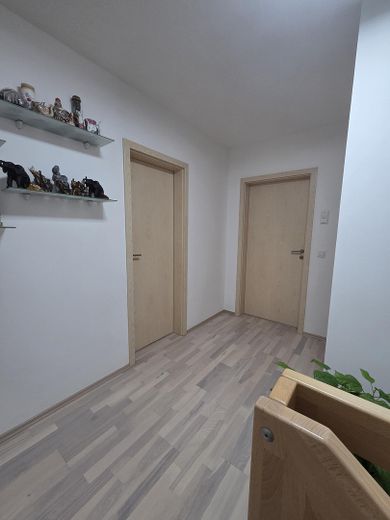 Hausgefühl statt Wohnung: Moderne 3-Zi.-Maisonette mit Garten, Terrasse & Balkon (BJ 2013) – Flur OG