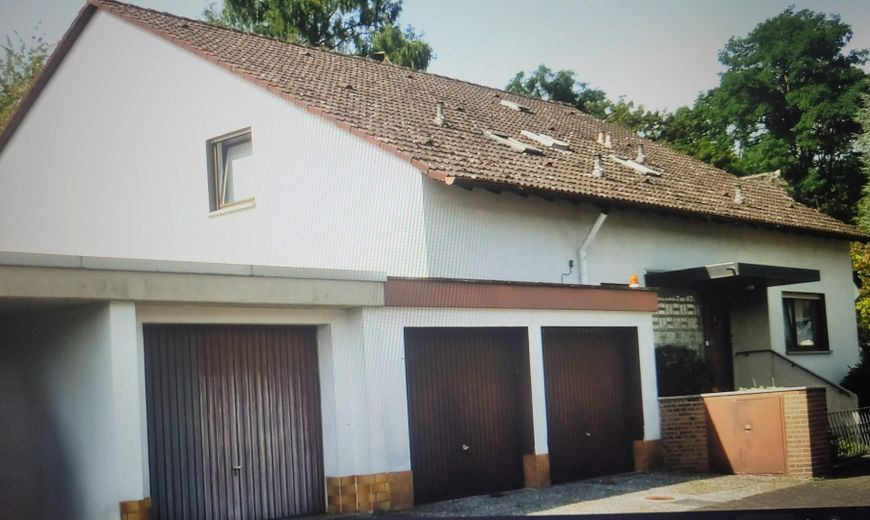 Ansicht mit Doppelgarage