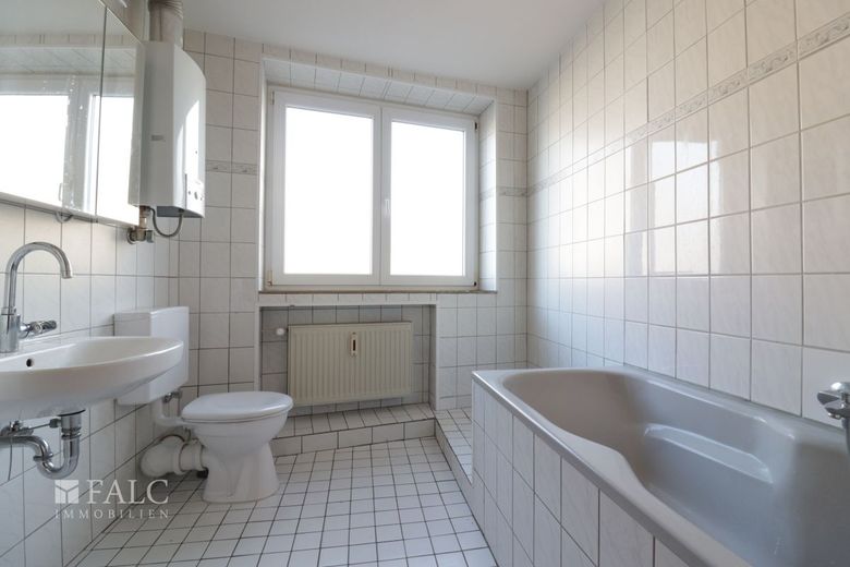 Charmante 3-Zimmer-Wohnung mit einzigartigem Fensterband – Badezimmer
